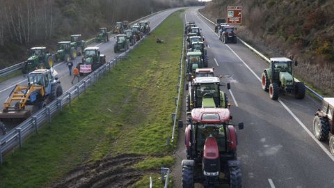 Los operarios de conservaci�n de carreteras tendr�n que limpiar y analizar el estado de la v�a antes de reabrir al tr�fico