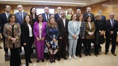 Consejeros (el gallego, Julio Garc�a Comesa�a es el tercero por la derecha en la fila de arriba) y ministra (en el centro, de gris) antes de la reuni�n del consejo del SNS.