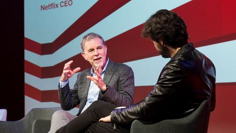 Reed Hastings conversa con el actor Álvaro Morte