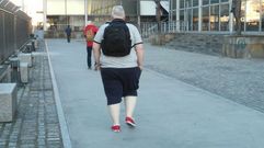 CRUCERISTAS EN CHANCLETAS EN A CORUA CUANDO LOS TERMMETROS SEALAN UN GRADO
