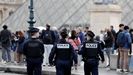 La polic�a francesa paseando por las inmediaciones del Louvre en una imagen de archivo.