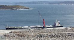 Imagen de archivo de uno de los primeros buques que descargaron cl�nker en Ferrol. 