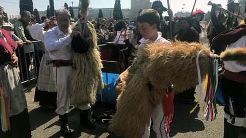 Dos sidros se preparan para colocarse la m�scara para participar en el desfile de Bel�m, con los term�metros por encima de 25 grados