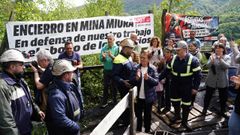 Mineros y activistas participan en una concentraci�n de SOMA-FITAG-UGT a las puertas de la bocamina de Mina Miura, en Tormaleo (Ibias), donde cuatro trabajadores llevan encerrados a 300 metros de profundidad desde hace m�s de una semana en protesta por el impago de sus n�minas desde hace un a�o y para exigir el mantenimiento de la actividad, en el marco de los actos convocados con motivo de la celebraci�n del Primero de Mayo