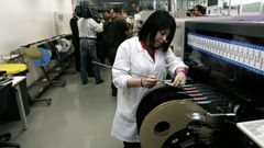 Mujer trabajadora en una empresa del pol�gono de San Cibrao das Vi�as.