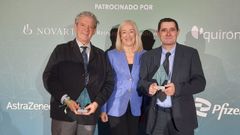 Javier de Toro, jefe de Reumatolog�a del Chuac; Estrella L�pez Pardo, gerente del Sergas; y Juan Antonio Juanes, de la Universidad de Salamanca, recogieron el  premio Ennova Health 2023 en la categor�a de telesalud y e-learnig