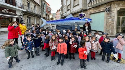 Un grupo de alumnos del Colegio La Encarnacin de Caldas, este viernes, en el velatorio de la sardia