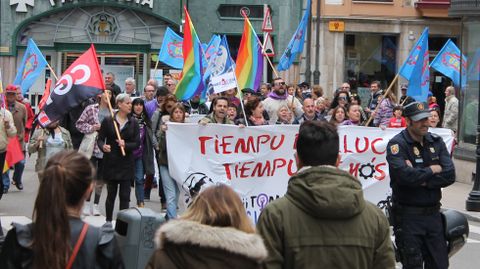 La manifestaci�n, a su entrada a la calle Jovellanos