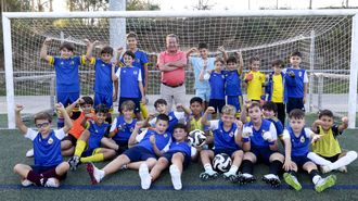 Suso Fontao, rodeado de una representacin de jugadores de las categoras de base del Conxo antes de empezar un entrenamiento