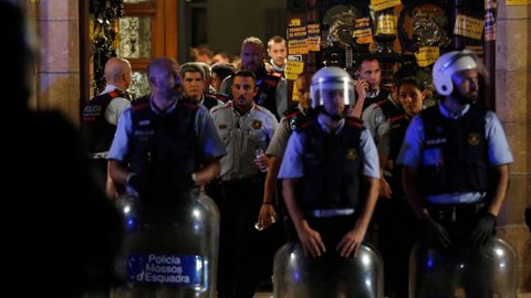 Los Mossos ante el Parlamento Catal�n durante la jornada del referendo ilegal del 1-O