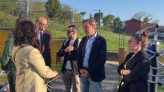 El candidato socialista a la Alcald�a de Oviedo, Carlos Fern�ndez Llaneza, durante su visita a La Manjoya