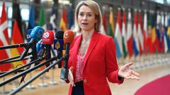 Kaja Kallas habla con los periodistas&nbsp;a su llegada a un Consejo de Ministros comunitarios de Exteriores
