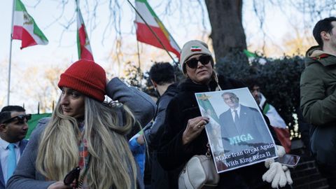 Una  manifestante en Londres con una imagen de Reza Pahlav�