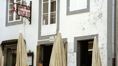 Fachada de Los Sobrinos del Padre en el 2000, con su emblemático rótulo, que hoy sigue intacto.