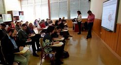 <span lang= es-es >Taller para adultos</span>. Padres del colegio Hijas de Jes�s, de A Coru�a, se estrenan con la pintura rupestre; arriba, Esther, In�s y Miguel, con la portada de su peri�dico, y abajo, la direcci�n del centro explica la teor�a de las inteligencias m�ltiples.