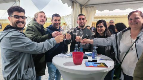 Brindis bajo una carpa en la treinta Feira do Viño de Pantón