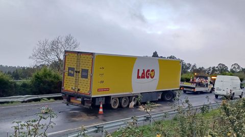 La retirada del cami�n articulado accidentado en la A-6 se ha complicado al bloquearse el mecanismo para desenganchar la cabeza tractora