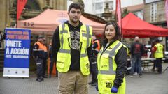 Eric Pia y Vanesa Vilario, voluntarios de Asampo, este viernes, en la plaza de A Peregrina