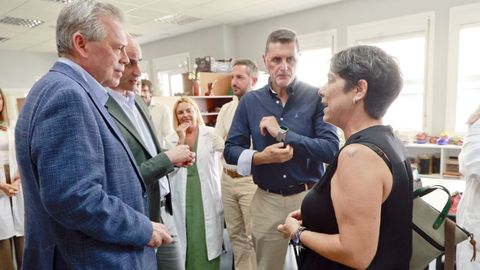 El conselleiro con Tania Garc�a, durante su �ltima visita a Vilagarc�a.