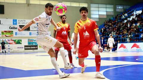 Orz�ez y Tolr� en una acci�n del partido entre O Parrulo e Industrias Santa Coloma. 