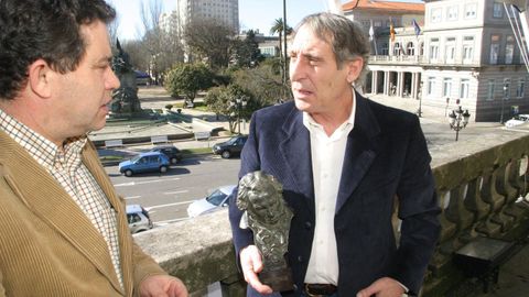 Bugallo, con el alcalde Lores en el palacio municipal de Pontevedra con el Goya que gan&oacute; por &laquo;Mar adentro&raquo; en el a&ntilde;o 2005