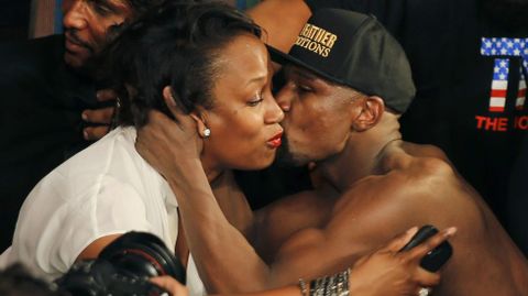 Mayweather besa a su hermana mayor tras su victoria.