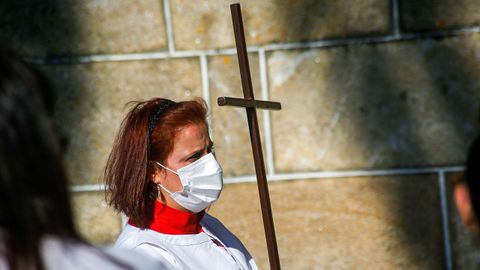 Los sonenses salieron a contemplar el paso de una procesin que parti de la iglesia parroquial para llegar a la capilla de A Atalaia.