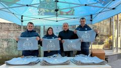 Amicos reparte bolsas bolsas de regalo entre los vecinos de barbanza durante su campa�a por el D�a Mundial del Autismo

