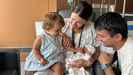 Mar�a Jes�s Iglesias, Coi, con su marido Juan Pablo Ucha, su hija mayor, Alejandra, y la bebe Carolina, que falleci� a los 12 d�as de nacer, en una foto cedida por la familia