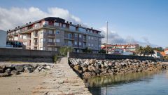 En esta urbanizaci�n ubicada en Palmeira, con el mar a escasos metros, una inmobiliaria ligada a una entidad bancaria vende un apartamento de dos habitaciones y con dos ba�os por 87.000 euros.