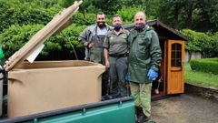 El campe�n de pesca sin muerte, a la izquierda, acompa�� a los agentes en la suelta