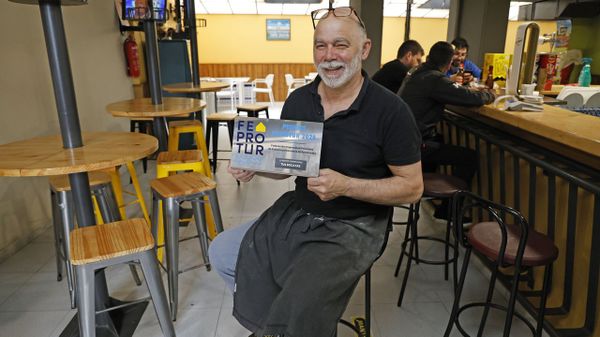Jos� Manuel Dom�nguez Garc�a, el actual gerente de la bocater�a Tus de Vigo que lleva con sus hermanos, en el local que acaba de cumplir 40 a�os. Jos� Manuel sostiene en sus manos el premio que ha recibido este empresa familiar por su trayectoria. 
