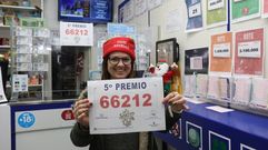 Patricia D�az, al frente de Duende Azul, una tienda de chucher�as de Os Concheiros, en Santiago, en la que tambi�n despacha loter�a por m�quina, y que vendi� dos d�cimos del quinto de Navidad con el n�mero 66212