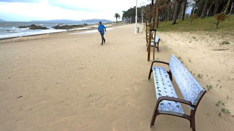 Aspecto de la zona del nuevo paseo de Samil tomada por la arena tras los temporales