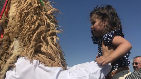 Los ni�os miraban con sorpresa la m�scara de los sidros de Valdesoto