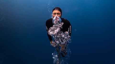 Lozano atraviesa una columna de agua con m�xima concentraci�n.