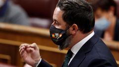 El l�der de Vox, Santiago Abascal con una mascarilla en la que se puede leer: �Si vis pacem para bellum� (Si quieres paz prep�rate para la guerra) durante la sesi�n de control al Gobierno en el Congreso