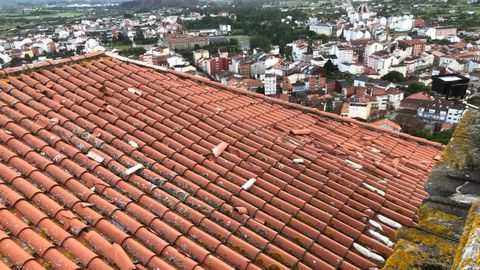 El tejado de la iglesia de San Vicente do Pino tras el vendaval de mayo del 2020, que caus� da�os que a�n no se repararon