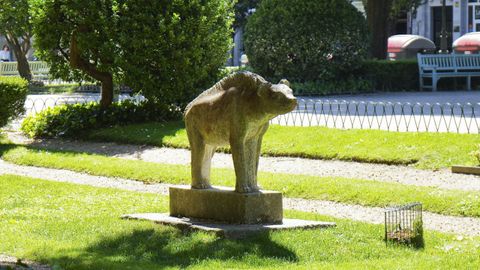 Jos� Luis Medina esculpi� la hiena de la Alameda de Vigo