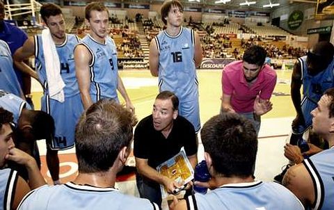 Pepe Rodr�guez da instrucciones a sus jugadores en un tiempo muerto en pretemporada.