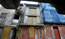Edificios en situaci�n de ruina en la zona vallada recientemente en el barrio de Ferrol Vello. 