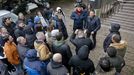 Trabajadores de las concesionarias de limpieza viaria y recogida de basura de A Corua reciben en la calle al secretario general del STL, Miguel ngel Snchez, a su salida del juzgado tras ser detenido en febrero del 2023