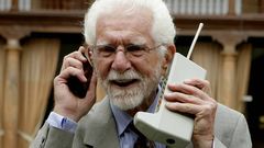 Martin Cooper posa con dos telfonos mviles (uno de ellos el primero de la historia), en Oviedo, en el 2009