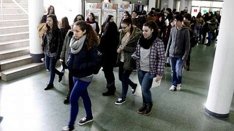 El primer grupo del programa Encontros na Zona USC en la Facultad de Filolox�a.
