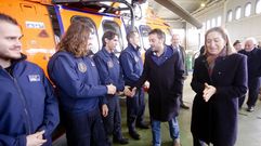 Ana Pastor y Xulio Ferreiro con la tripulaci�n del �Helimer�