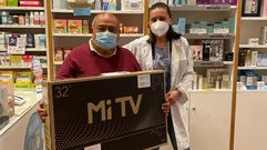 Jos� Alfredo Valencia recogi� en la farmacia de Casas Reais la tele que gan� con compra realizada en el negocio asociado al centro comercial abierto del casco hist�rico Compostela Monumental durante la campa�a impulsada entre los meses de abril y mayo para premiar la fidelidad de sus clientes.