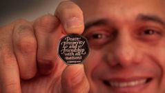 El ministro de Econom�a, Sajid Javid, present� en Twitter la moneda conmemorativa