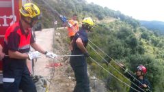 Un momento del rescate de la mujer accidentada en A Veiga