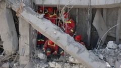 Varios bomberos trabajan en una estructura da�ada al sur de Teher�n.