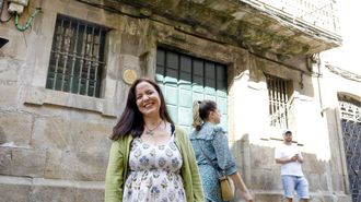 Luc�a Fern�ndez, diante do Colexio dos Irlandeses en Santiago.